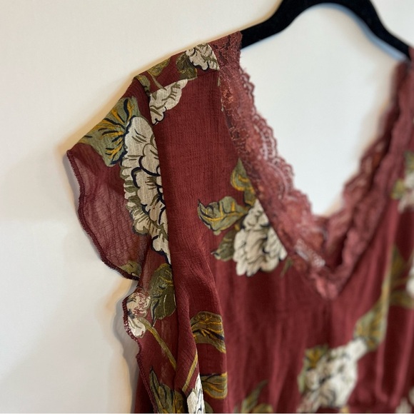 MAURICES Burgundy Floral Lace Trim V-Neck Blouse Flutter Cap Sleeves size 2x - Picture 5 of 6